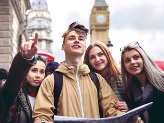 Wie die Jugendlichen auf dem Bild die eine Karte halten und sich auf einer Sprachreise in London mit Big Ben im hintergrund befinden kannst auch du mit unserem Rabatt nach London reisen und Englisch lernen.