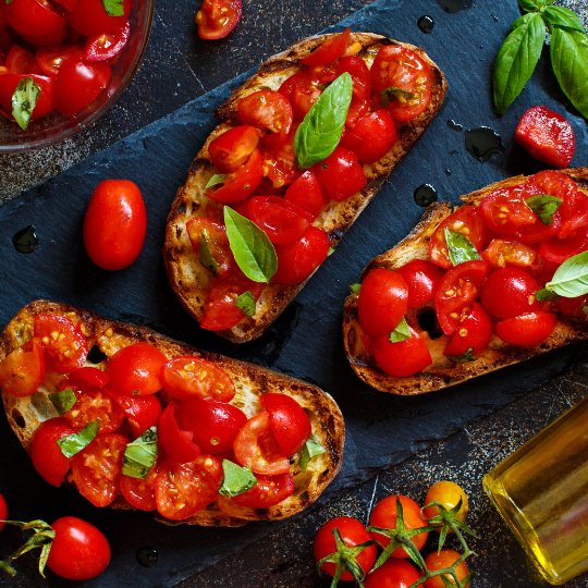 Tomaten sind eine der Hauptzutaten von Essen in Italien. Hier erkennt man Tomaten auf leckerem knackigem italienischem Brot.