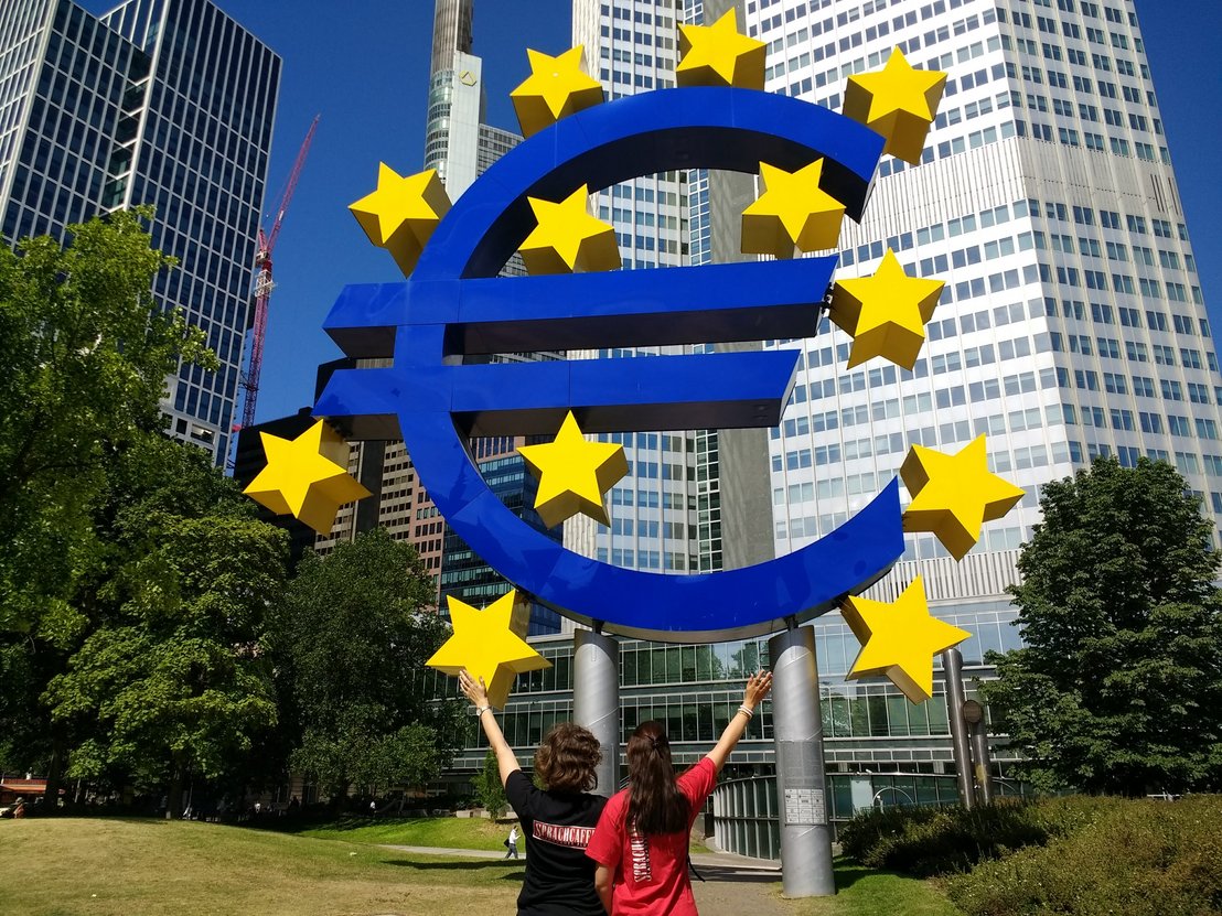 Das Euro-Zeichen am Willy-Brand-Platz und Zeichen der EZB