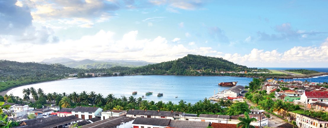 Solche malerischen Landschaften kannst du während deines Ruhestands täglich bestaunen. Hier ist das Baracoa Bay in Kuba zu sehen