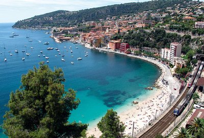 Hier siehst du den Strand von Nizza. Enspanne dort auf deiner Frankreich Jugendreise