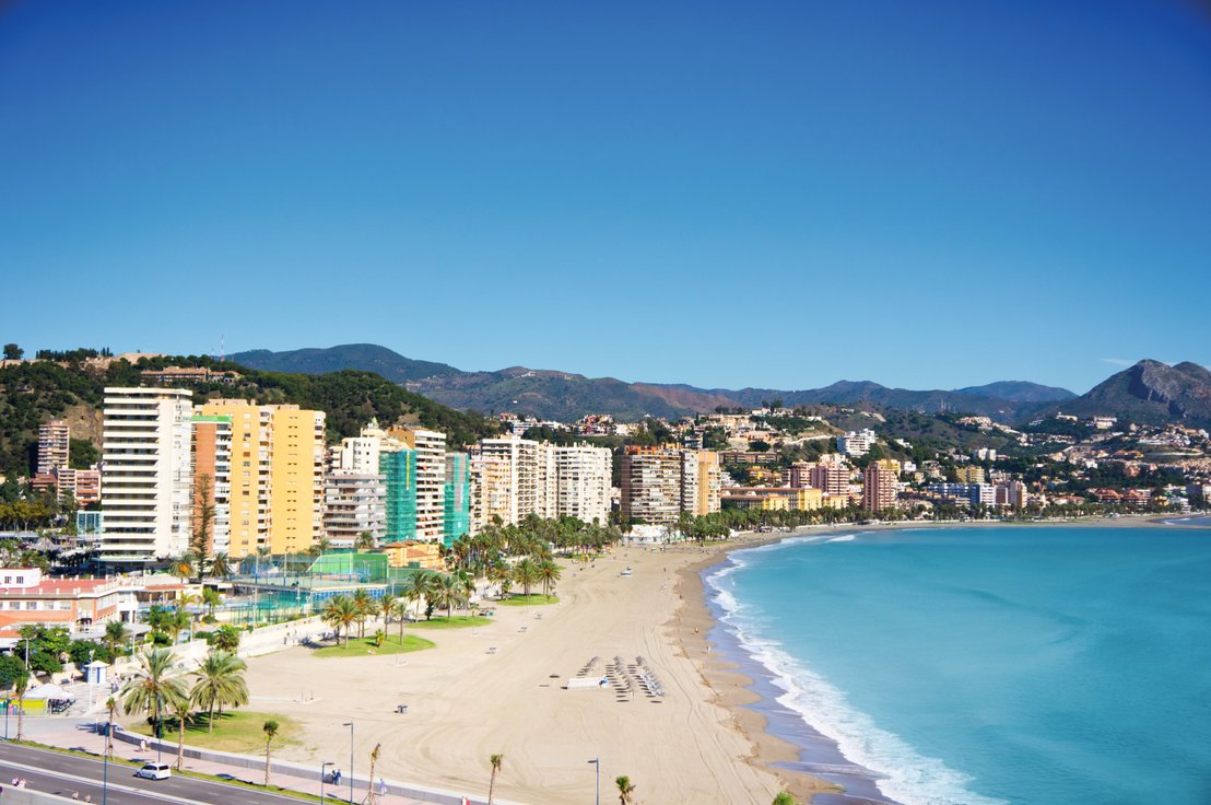 Der Strand von Málaga an einem sonnigen Tag, haben Sie Lust, sich zu entspannen?