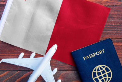 Das bild zeigt die Malta Flagge, ein Flugzeug sowie ein Passport, den du für deine Auswanderung nach Malta benötigen wirst.