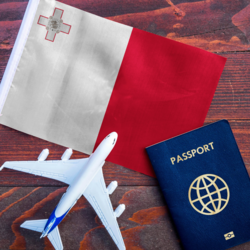Das bild zeigt die Malta Flagge, ein Flugzeug sowie ein Passport, den du für deine Auswanderung nach Malta benötigen wirst.